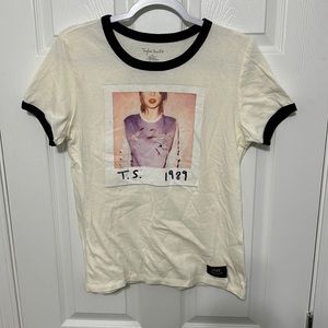 Taylor Swift Womens 1989 authentic tour tee XL fits like a women’s small